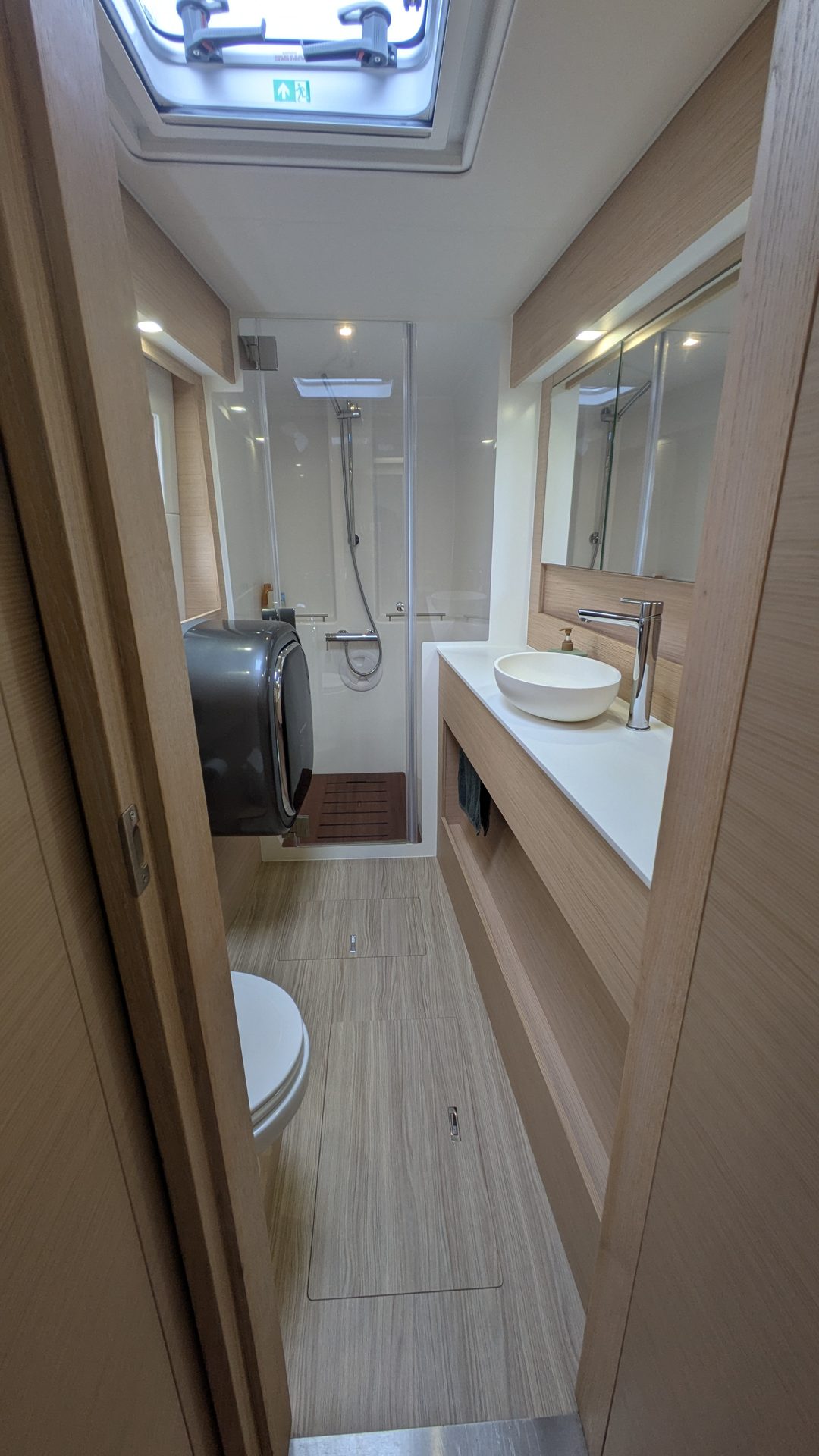 Bathroom with washing machine